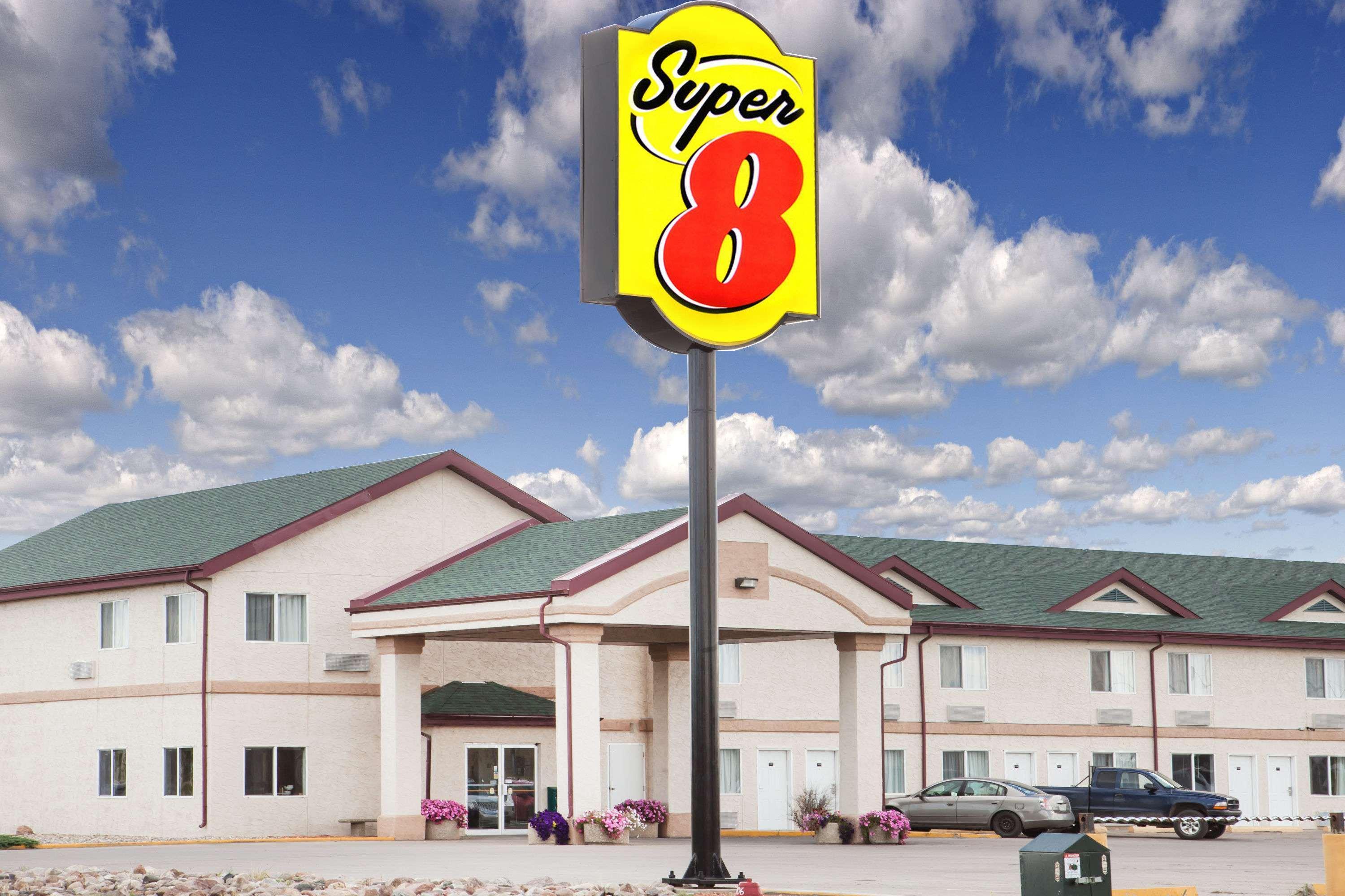 Super 8 By Wyndham Kindersley Exterior photo