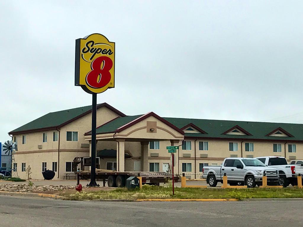 Super 8 By Wyndham Kindersley Exterior photo