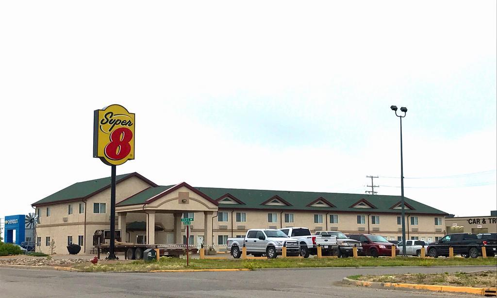 Super 8 By Wyndham Kindersley Exterior photo