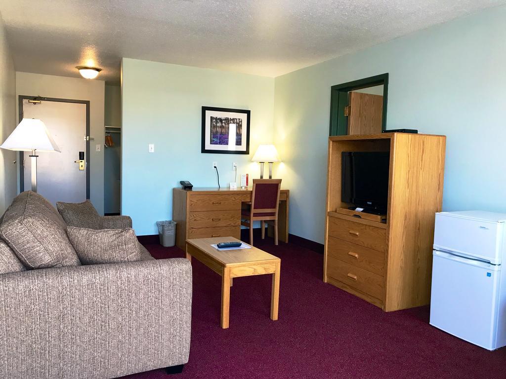 Super 8 By Wyndham Kindersley Exterior photo